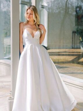 NWOT! Classic Ivory Spaghetti-Strap Wedding Gown 16W Never worn!